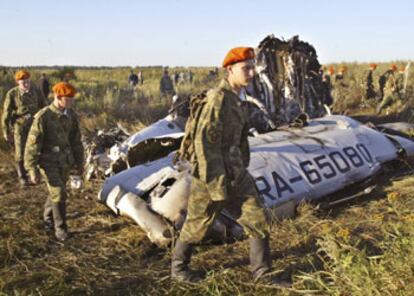 En la imagen, soldados rusos inspeccionan los restos de uno de los aviones siniestrados, un Tu-134.