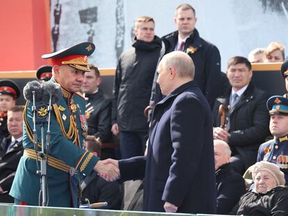 El hasta ahora ministro de Defensa ruso, Serguéi Shoigú, estrecha la mano al presidente Vladímir Putin al inicio del desfile militar en Moscú del pasado 9 de mayo por el Día de la Victoria