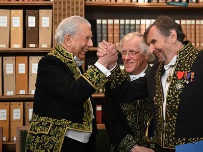 Mario Vargas Llosa (left) with Daniel Rondeau (right), before his induction into the Académie Française.