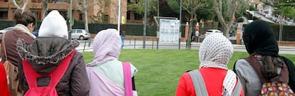 Cuatro de las menores que ayer se pusieron el <i>hiyab</i> en solidaridad con Najwa, a su llegada al instituto Camilo José Cela, en Pozuelo de Alarcón.