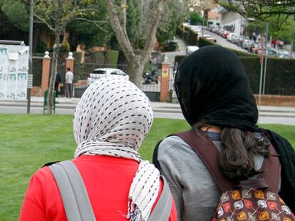 Cuatro de las menores que ayer se pusieron el <i>hiyab</i> en solidaridad con Najwa, a su llegada al instituto Camilo José Cela, en Pozuelo de Alarcón.