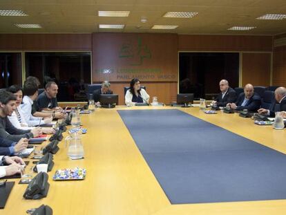 Reunión de la Ponencia de Autogobierno celebrada este viernes en Vitoria.