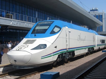 El tren de alta velocidad <i>Afrosiyob,</i> de la compañía Talgo, ayer en la estación de Tashkent.