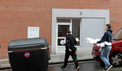 Portal de la calle George Steer en el que vivía la niña de nueve años a la que su hermana econtró muerta.