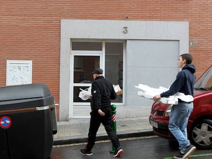 Portal de la calle George Steer en el que vivía la niña de nueve años a la que su hermana econtró muerta.