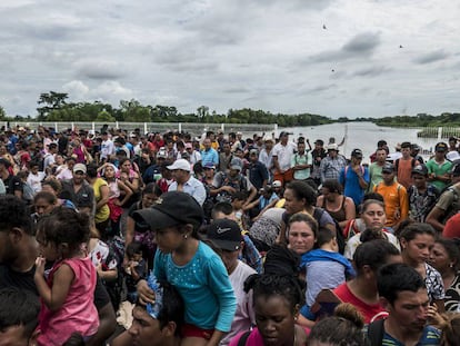 A caravana migrante que saiu em outubro de América Central espera para entrar em México.