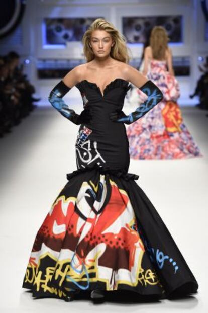 Gigi Hadid en el desfile de Moschino con el vestido de la discordia. 