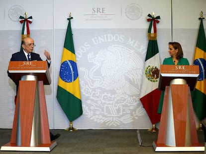 Jose Serra e Claudia Ruiz Massieu.