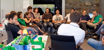 Empleados de Telefónica durante una actividad en el centro formativo que la compañía tiene en Barcelona.