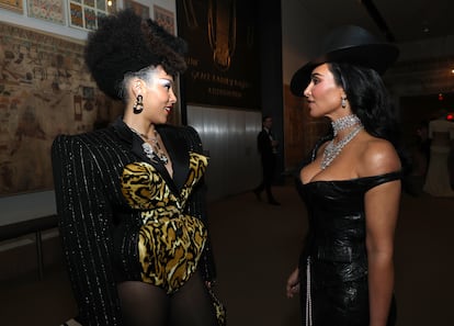 La cantante Doja Cat y la celebridad televisiva y empresaria Kim Kardashian, quien se encuentra en pleno juicio por el robo de sus joyas, valoradas en 10 millones de dólares, en la semana de la moda de París de  2016, charlan en una de las salas del Met. Se espera que Kardashian declare el próximo martes 13 de mayo en la capital francesa.