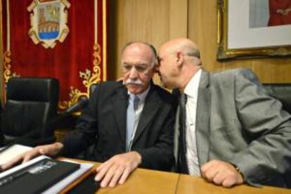 El presidente de la Red Ibérica de Entidades Transfronterizas (RIET), Antonio Batista (i), y el secretario general de la RIET, Xoán Vázquez Mao (d), al inicio hoy de la asamblea general en la que se ha analizado el nuevo período de programación de los fondos europeos 2014-2020.