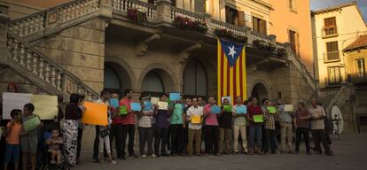 Membres de la comunitat musulmana de Ripoll, inclosos familiars dels terroristes, concentrats davant de l'Ajuntament per rebutjar els atemptats dissabte passat.