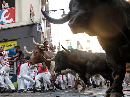 Los toros a su paso por la curva de la calle Mercaderes, este viernes.