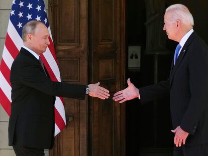 Vladimir Putin y Joe Biden se saludan antes de la reunión celebrada en Ginebra, este miércoles.