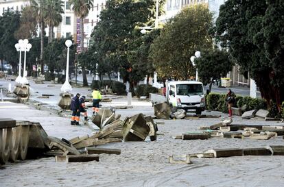 <b>Cortes de carreteras</b>. La fuerza de las olas arrasó la zona del paseo marítimo coruñés, como refleja esta imagen tomada el pasado día 2. El temporal también ha cortado carreteras, ha dejado a miles de niños sin clase y ha afectado a edificaciones a pie de playa.