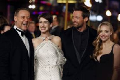 Los actores (i-d) Russell Crowe, Anne Hathaway, Hugh Jackman y Amanda Seyfried posan para los fotógrafos durante el preestreno mundial de Los Miserables, en Londres. EFE/Archivo