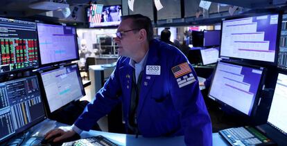 Un trader en la New York Stock Exchange (NYSE).