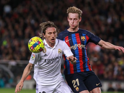 Luka Modric y Frenkie de Jong durante el Clásico de la Liga en el Camp Nou, el domingo.