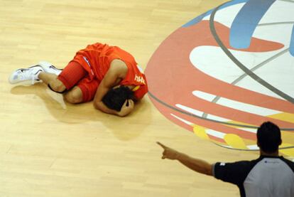 Ricky Rubio, tumbado en el parquet tras un encontronazo