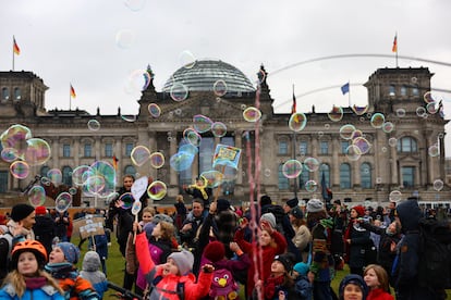 Un grupo de niños juegan con pompas de jabón durante la manifestación celebrada este sábado en Berlín.