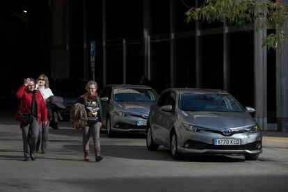 Vehículos oficiales del Ayuntamiento de Barcelona aparcados en la Plaza Sant Miquel.