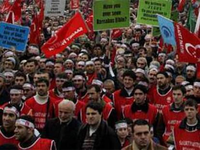 Manifestantes turcos con banderas del Partido de la Felicidad durante la marcha contra Benedicto XVI en Estambul.