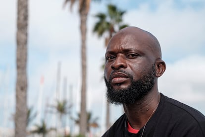 Henry A., uno de los tres ciudadanos nigerianos que sobrevivieron a una travesía de 11 días desde Lagos hasta Gran Canaria como polizones en el hueco del timón de un petrolero, relata su historia a EFE, tras recibir sus documentos como solicitante de asilo.
