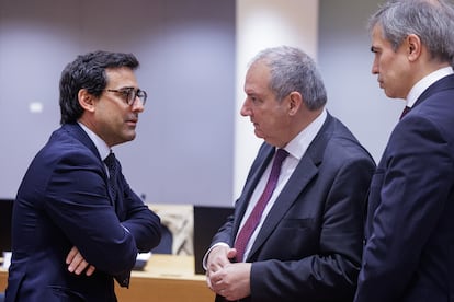 El comisario europeo Stephane Sejourne conversa con el ministro español de Industria Jordi Hereu y el secretario de Estado para la UE Fernando Mariano Sampedro, este jueves en Bruselas.
