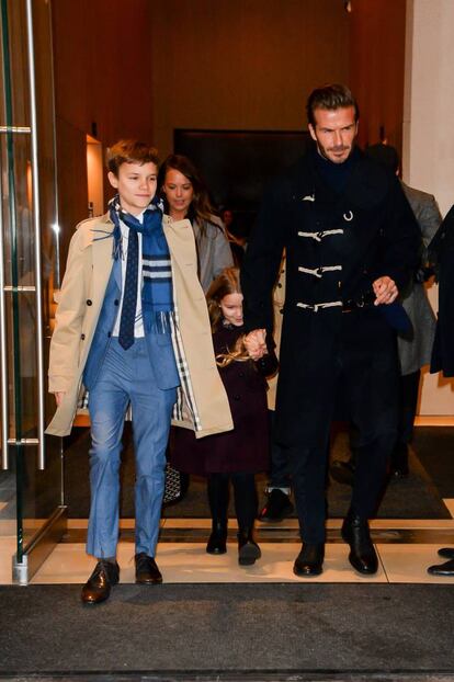 David Beckham con su hijo Romeo y su hija Harper, en Nueva York a donde ha acudido toda la familia para apoyar a Victoria en la Semana de la Moda.