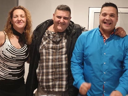 A la imatge, Susana Cortés amb els seus germans, Francisco i Daniel, la nit de Nadal 2018 en una foto cedida per la família.