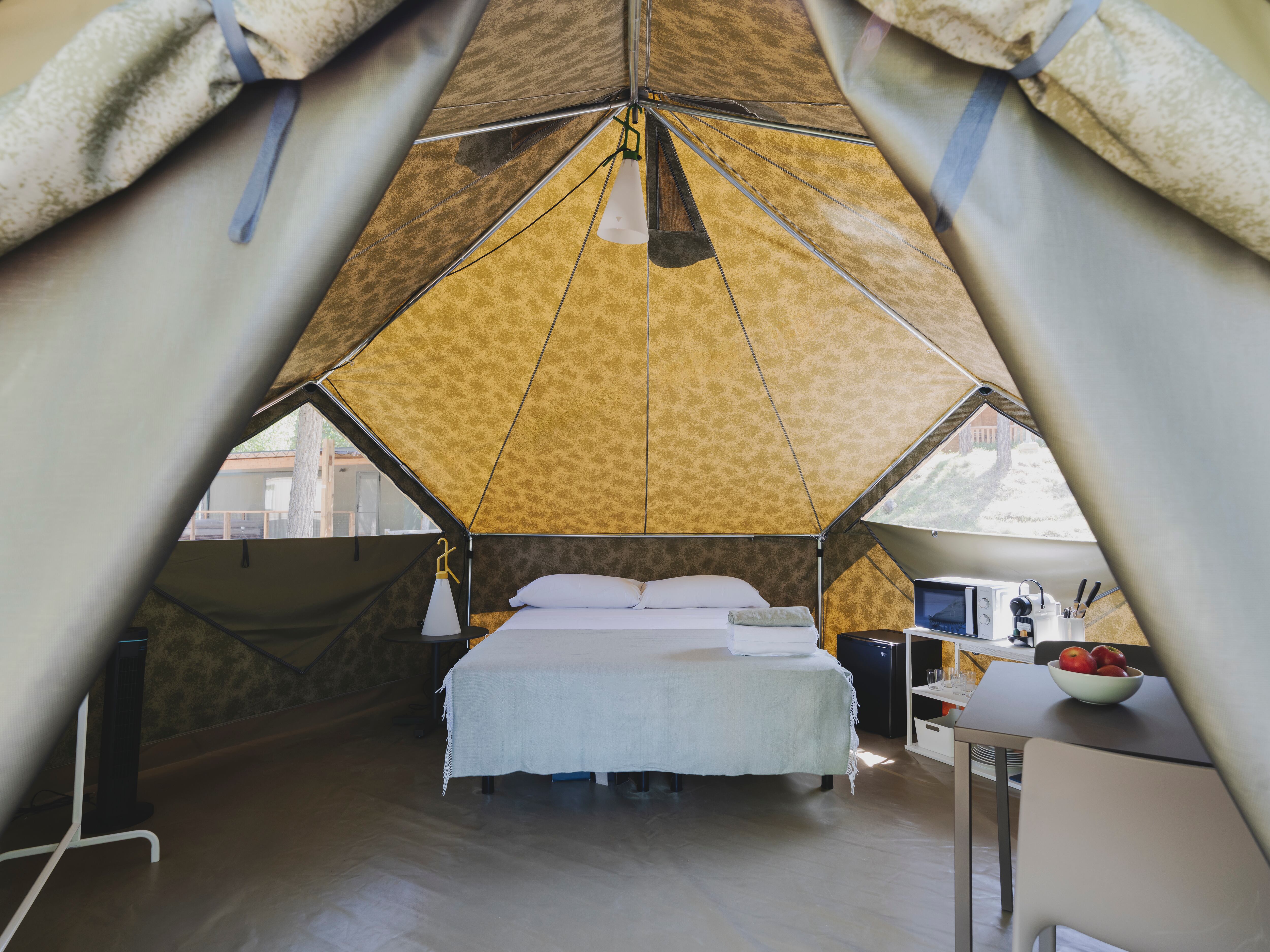 Interior de una tienda del ‘camping’ en el Parque natural del Cadí-Moixeró (Barcelona).