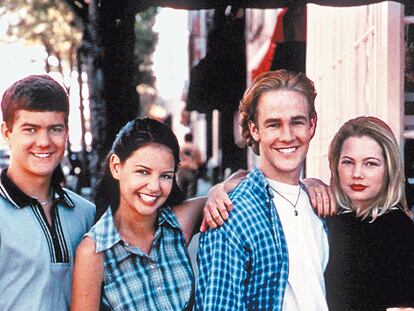 <b>Joshua Jackson, Katie Holmes, James van der Beek (Dawson) y Michelle Williams, los protagonistas de <i>Dawson crece</i> entre 1998 y 2003.</b>