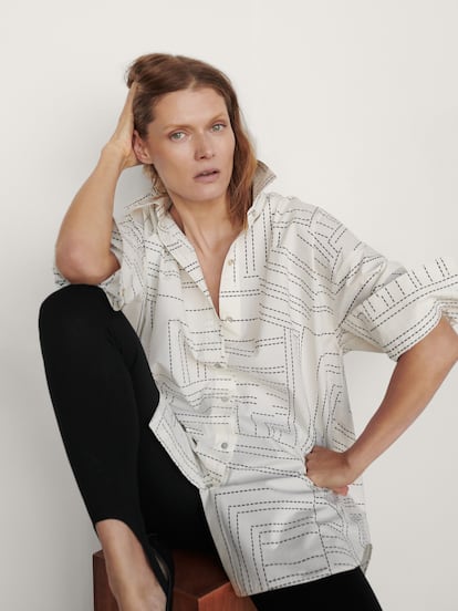 Confeccionada con 100% algodón y con un estampado original y minimalista, esta camisa larga se convertirá en la mejor compañera de leggings y vaqueros. Es de Massimo Dutti y tiene un precio de 59,95 euros.