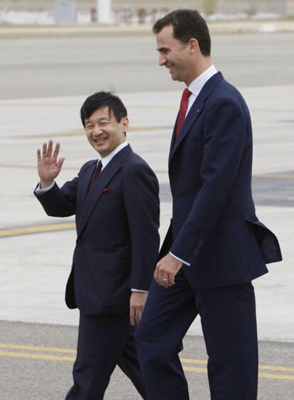 El Príncipe de Asturias, junto al Príncipe Naruhito, en el aeropuerto de Barajas a la llegada a Madrid del heredero del trono japonés.