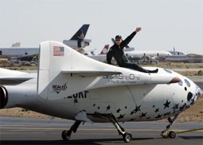 El piloto Mike Melvill saluda desde la nave <i>SpaceShipOne</i> después de aterrizar.