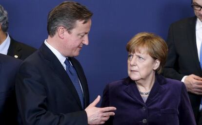 El primer ministro brit&aacute;nico, David Cameron, y la canciller alemana Angela Merkel, este jueves en Bruselas.