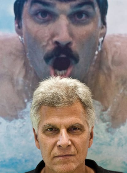 Mark Spitz, en la actualidad, con una imagen suya de Múnich 72 detrás.