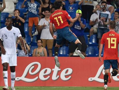 Oyarzabal celebra el gol de penalti, el 2-1 para España.