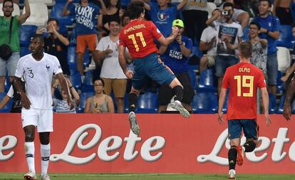 Oyarzabal celebra el gol de penalti, el 2-1 para España.