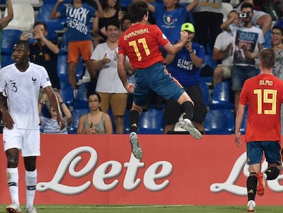 Oyarzabal celebra el gol de penalti, el 2-1 para España.