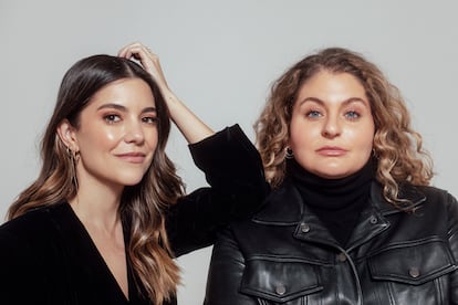 Leticia Sahagún y Ashley Frangie, conductoras del pódcast 'Se regalan dudas'.