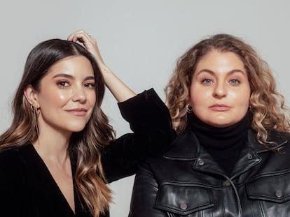 Leticia Sahagún y Ashley Frangie, conductoras del pódcast 'Se regalan dudas'.