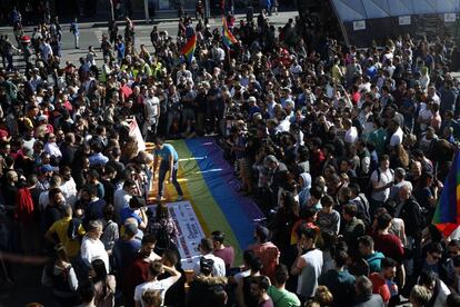 Concentraci&oacute;n contra las agresiones hom&oacute;fobas en la Puerta del Sol el 30 de abril.