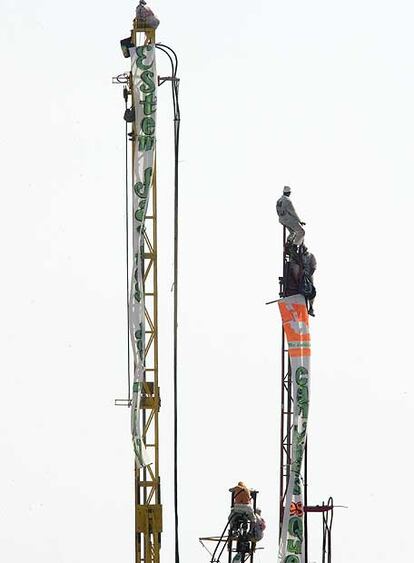 Los jóvenes radicales subidos a las torres de perforación.