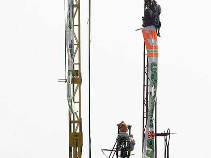 Los jóvenes radicales subidos a las torres de perforación.