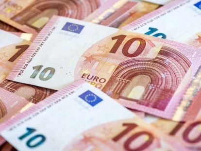 Varios billetes de diez euros. EFE