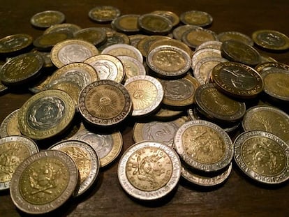 Monedas de uno y dos pesos, todavía en curso