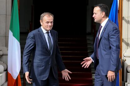 El primer ministro irlandés, Leo Varadkar, a la derecha, saluda al presidente del Consejo Europeo, Donald Tusk en los edificios gubernamentales en (Dublín)