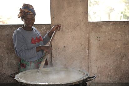 La iniciativa 'Mary's meals', a imagen y semejanza de otras gestionadas por el Programa Mundial de Alimentos en otros puntos de Malawi y del mundo, sirve a todos los alumnos del centro escolar (malauís y mozambiqueños) unas gachas de avena enriquecidas que son un seguro nutricional para los más pequeños en un lugar donde la comida no sobra. Casi todos los refugiados del campo se quejan de que las raciones que se reparten no alcanzan.