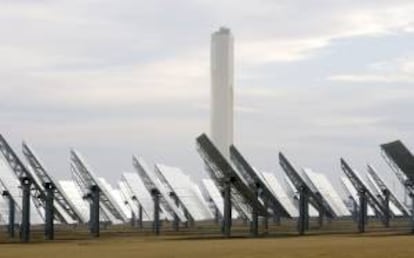 Vista de la planta solar de Abengoa en Sanlúcar La Mayor (Sevilla). EFE/Archivo